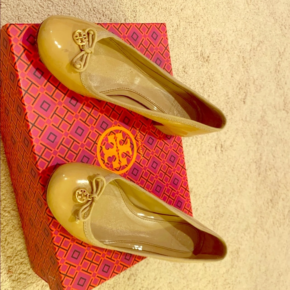 Nude Tory Burch pumps. Very good condition. Size 6